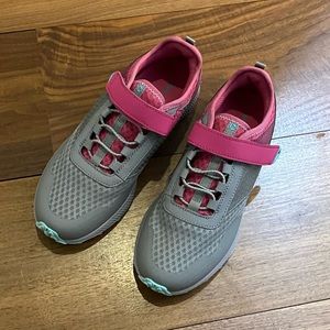 Unworn Merrell Morphisis sneakers girls size 4M